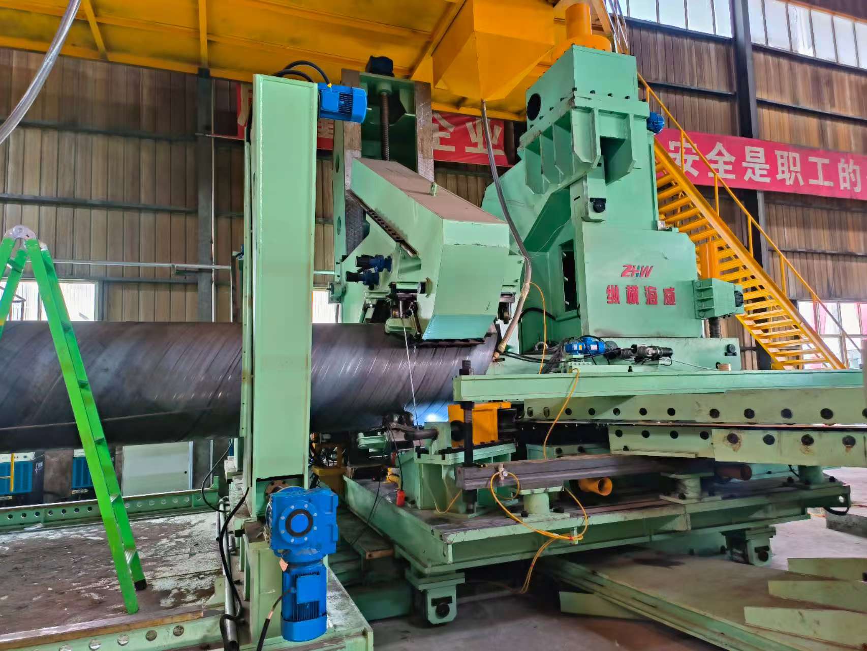 820-3620螺旋焊管机组安装调试现场
